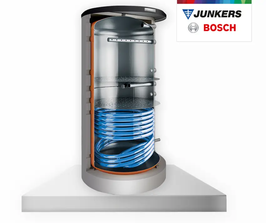Großer zylindrischer Pufferspeicher mit blauer Rohrwicklung im Inneren, ausgestattet mit mehreren Ablageflächen und einer oberen Öffnung. Marke Bosch ist im Logo sichtbar.